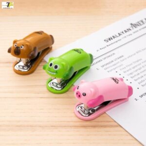 Dập ghim mini 12 trang + 1000 ghim - gấu nâu, lợn hồng, cá sấu xanh - Deli 452 ( E0452)