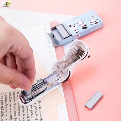 Dập ghim / Bấm kim mini hình Panda, 12 trang kèm 1000 chiếc ghim – Deli 453 (E0453)