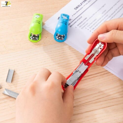 Dập ghim / Bấm Kim mini #10 Deli, Đính kèm 1000 chiếc ghim 12 trang, Xanh, đỏ, xanh lá – 1 cái E0253