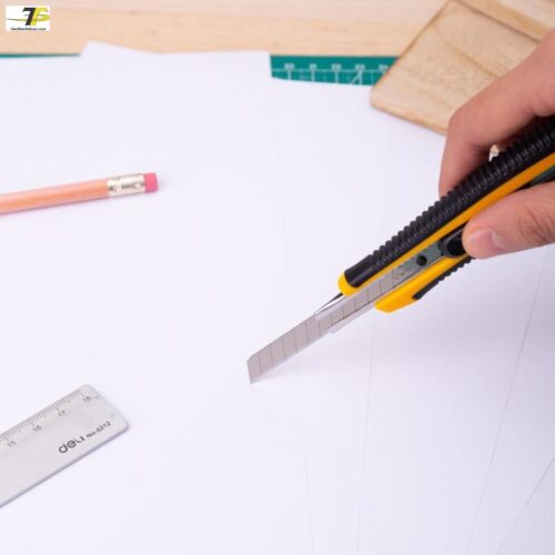 Dao rọc giấy Deli loại 13 lưỡi tách rời, Vàng – 1 cái E2039