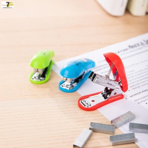 Dập ghim / Bấm Kim mini #10 Deli, Đính kèm 1000 chiếc ghim 12 trang, Xanh, đỏ, xanh lá – 1 cái E0253