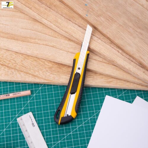 Dao rọc giấy Deli loại 13 lưỡi tách rời, Vàng – 1 cái E2039